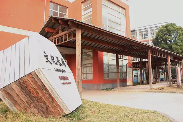 上海震旦职业学院